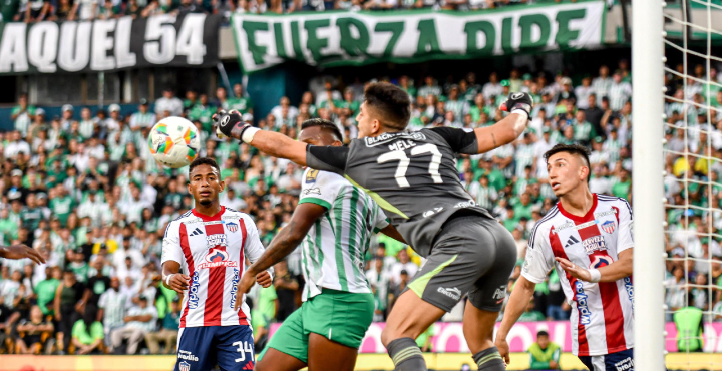 Acción de juego en el duelo entre Nacional vs. Junior, por Liga.
