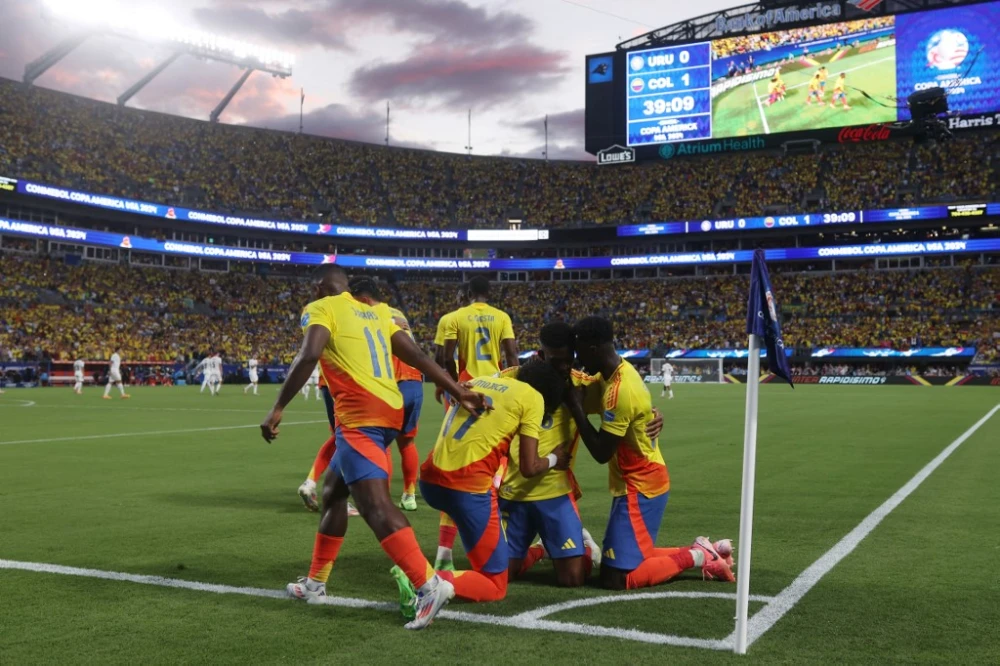 Jugadores de la Selección Colombia y un festejo de gol contra Uruguay, por la Copa América.