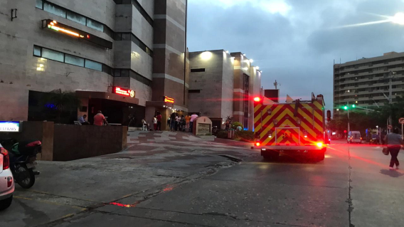 348060_BLU Radio. Bomberos apagaron incendio en la clínica Reina Catalina de Barranquilla // Foto: BLU Radio