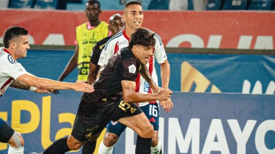 Acción de juego entre Junior y América por la ida de los cuartos de final de la Copa BetPlay. 