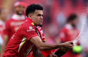 Luis Díaz se coronó campeón con Liverpool de la Premier League. 