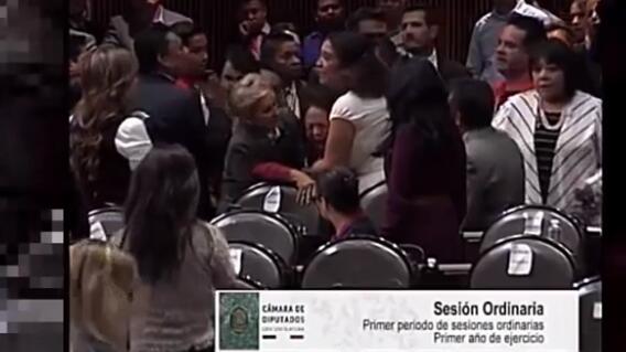 12483_La Kalle - Diputada mexicana se entera del asesinato de su hija - Foto: YouTube 12483_La Kalle - Diputada mexicana se entera del asesinato de su hija - Foto: YouTube