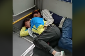 Pareja en TransMilenio