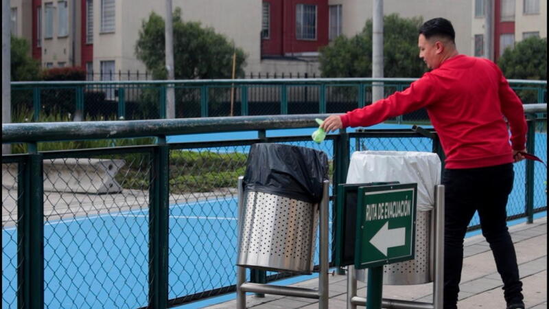 Arrojar residuos en la calle acarrea costosas multas incluso cuando no es desde un vehículo. Arrojar residuos en la calle acarrea costosas multas incluso cuando no es desde un vehículo.