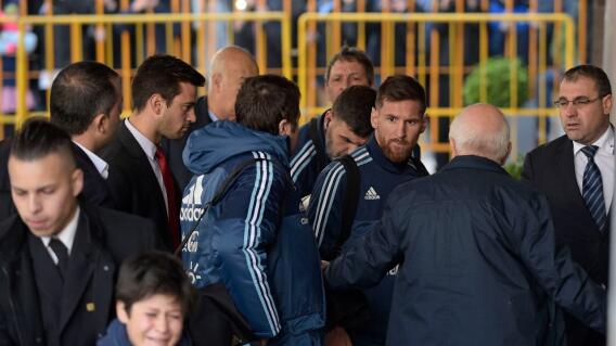 5387_La Kalle. Messi se toma foto con un niño fan / Foto: AFP 5387_La Kalle. Messi se toma foto con un niño fan / Foto: AFP