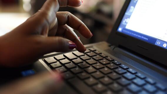 mujer computadora mujer computadora