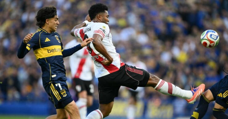 Miguel Borja en acción de juego en Boca Juniors y River Plate.
