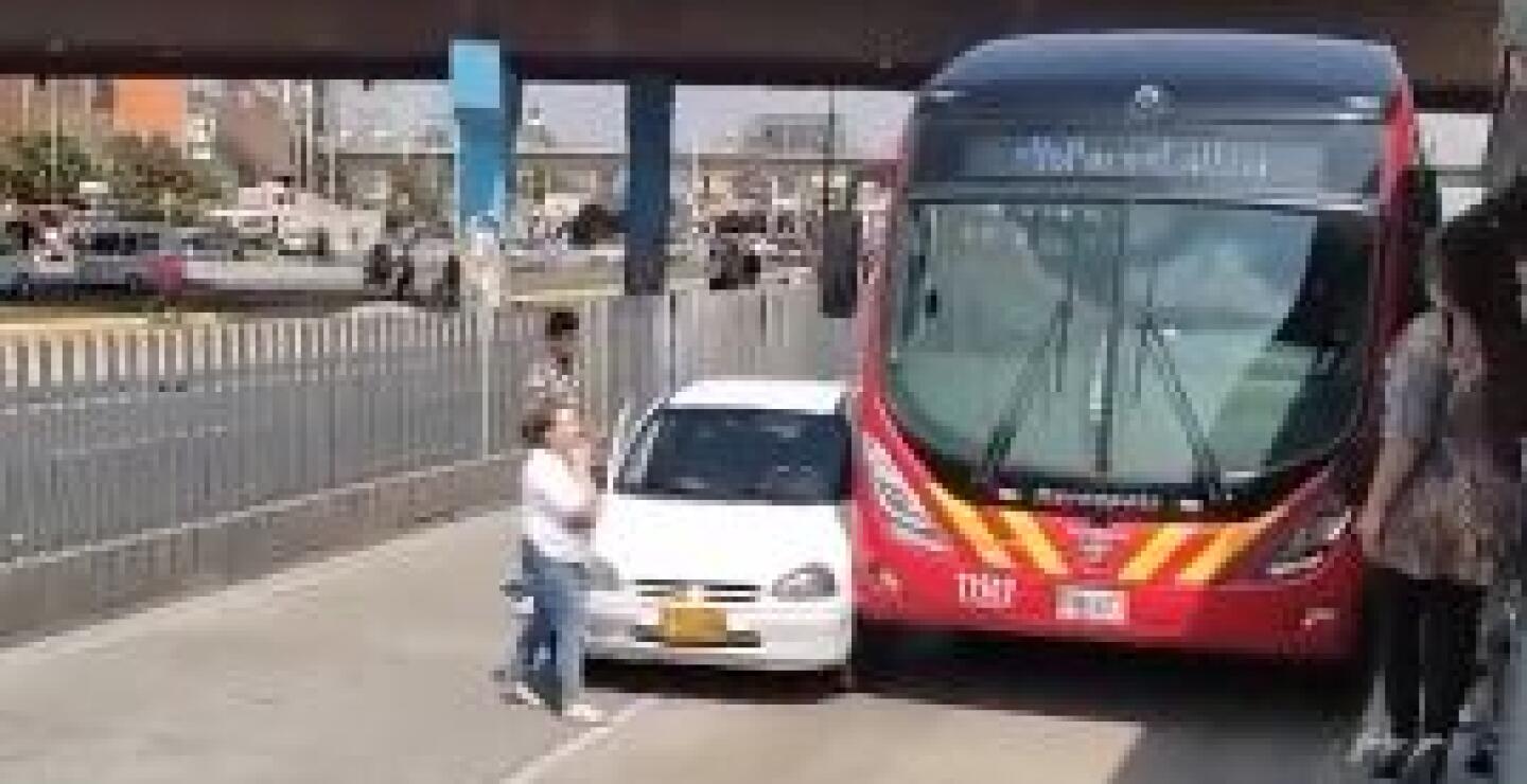 Mujer invadió la calzada de TransMilenio 