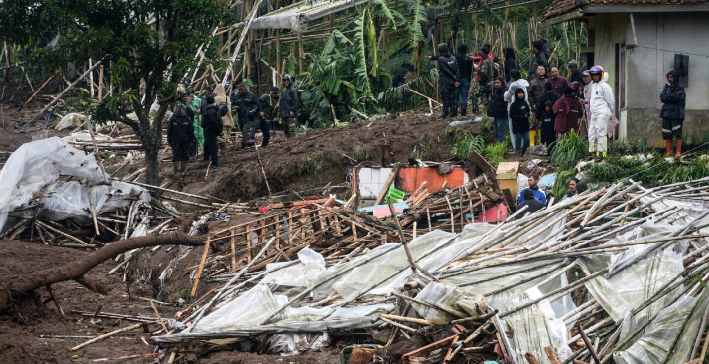 Sube a diez el número de muertos por un alud en Indonesia; más de 80 siguen desaparecidos