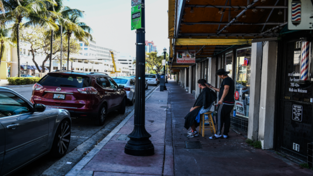Peluquerías y centros comerciales abren de nuevo en el sur de Florida, pero playas siguen cerradas