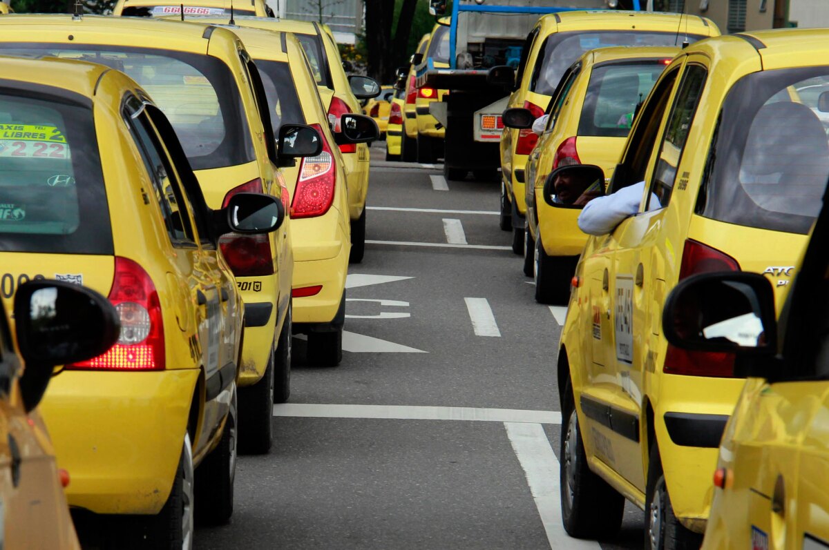 Superintendencia ordena controles en las ‘pistas’ de taxis en Cali