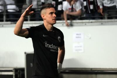 Rafael Santos Borré, delantero colombiano que milita en el Eintracht Frankfurt.
