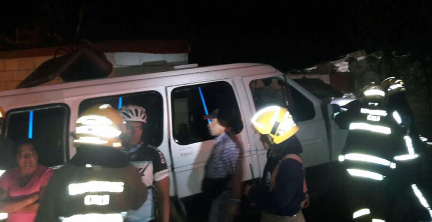 285946_Blu Radio / Siete personas heridas tras choque de buseta contra vivienda en zona rural de Cali. Foto: Bomberos Cali.