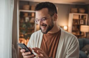 Mensajes para el Día del Hombre: las mejores frases que puede enviar a su novio, padre o amigos, según la IA