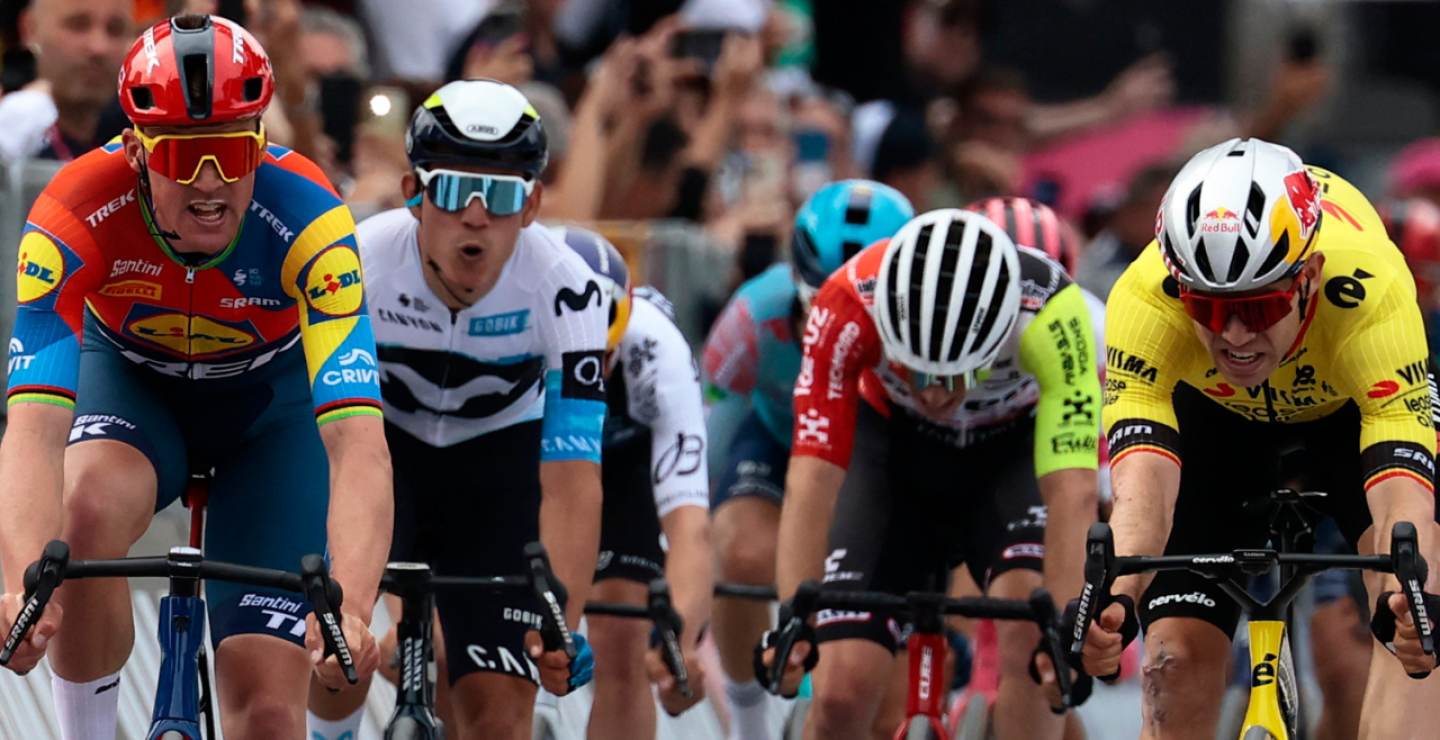 Mads Pedersen, ganador de la etapa 1 del Giro de Italia 2025, tras imponerse en el embalaje