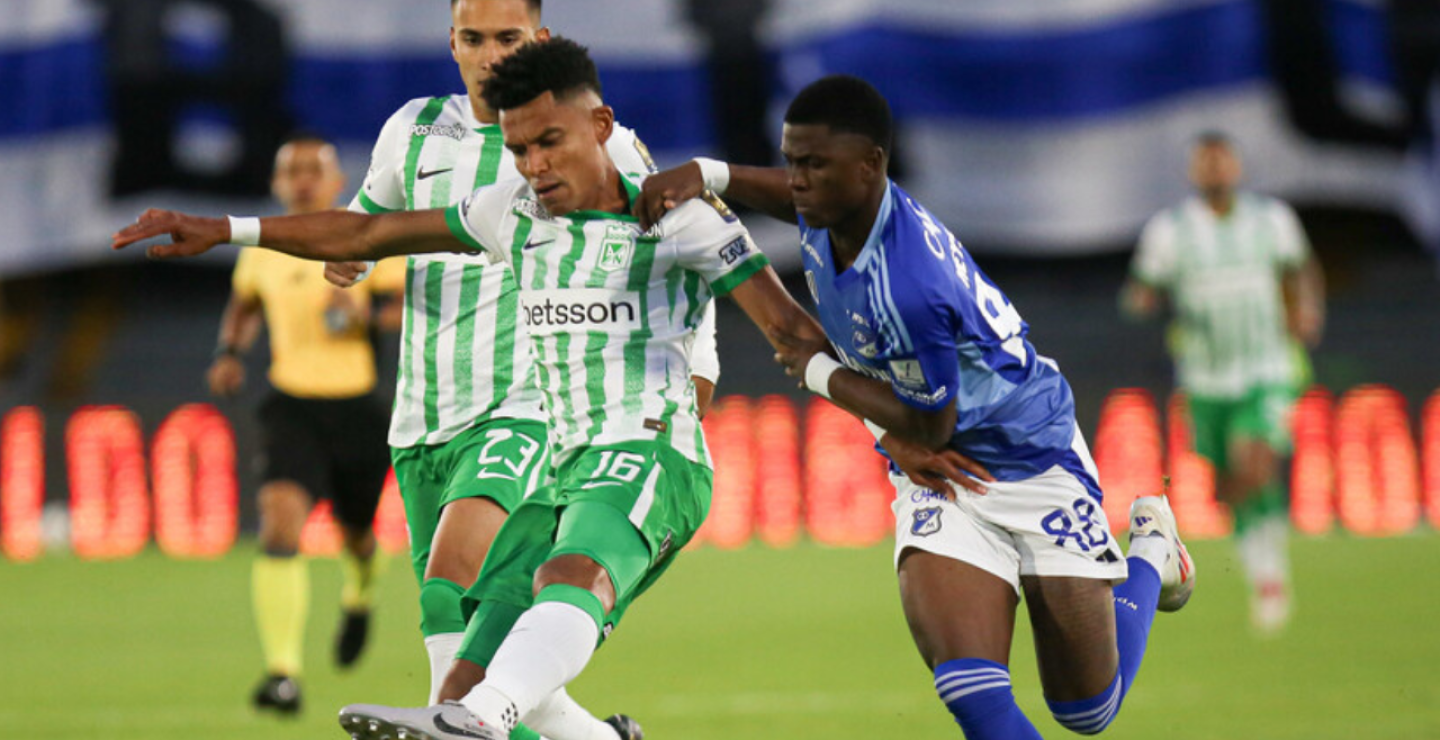 Acción de juego entre Nacional y Millonarios.