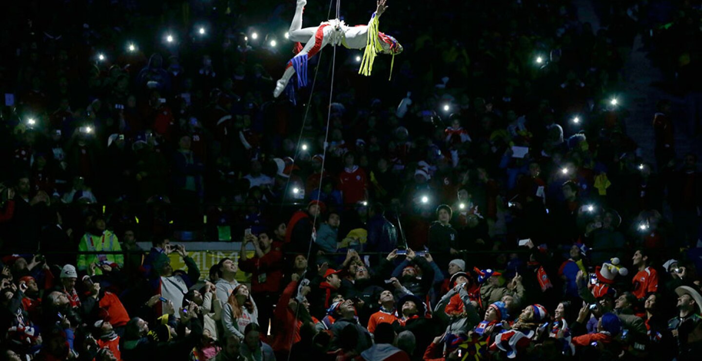Estas esferas refulgentes aparecieron por sorpresa por detrás de la marea de espectadores que asistía al evento. Los movimientos de estas deidades fascinaron al público que durante varios minutos observó como estas extrañas y etéreas criaturas surcaban