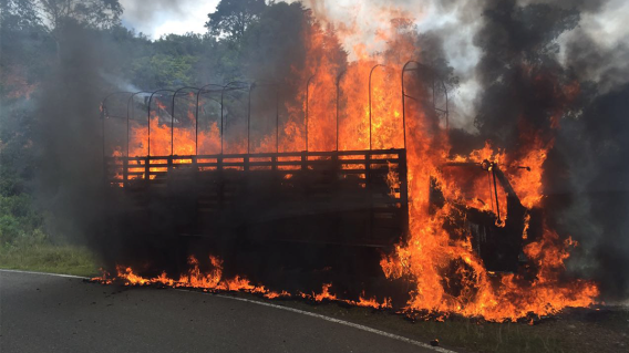223298_Camión incinerado en la vía Urrao – Betulia / Foto: cortesía Redesur Noticias