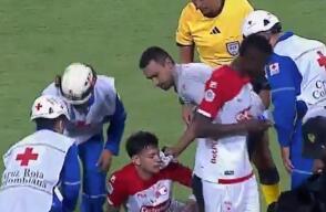 Alexis Zapata recibiendo atención médica en Tolima vs. Santa Fe por Liga II-2025.