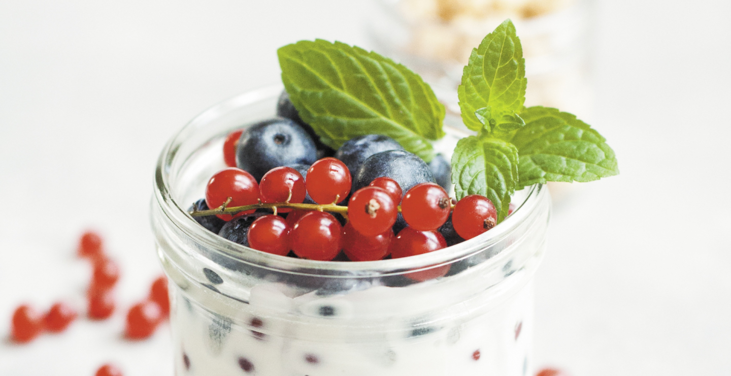 Batido de frutas, palitos de zanahorias, yogurt griego, son parte de los snacks saludables que puede implementar en su vida.