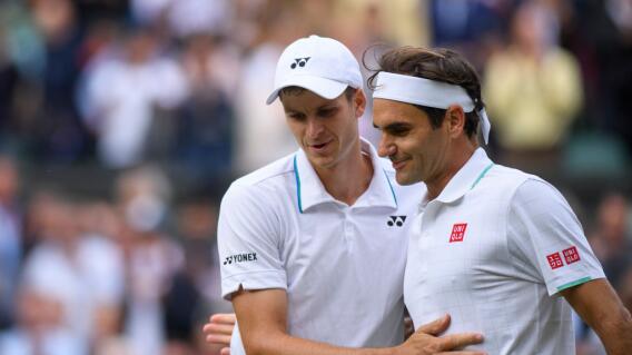 Hubert Hurkacz y Roger Federer, en Wimbledon 2021.  Hubert Hurkacz y Roger Federer, en Wimbledon 2021.