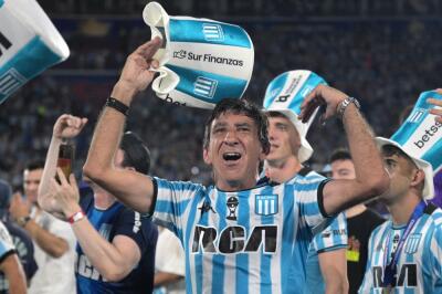 Gustavo Costas, director técnico de Racing, celebra el título de Copa Sudamericana Gustavo Costas, director técnico de Racing, celebra el título de Copa Sudamericana