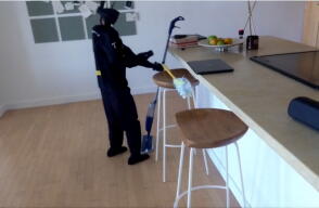 Robots humanoides ofrecen servicios de limpieza. 