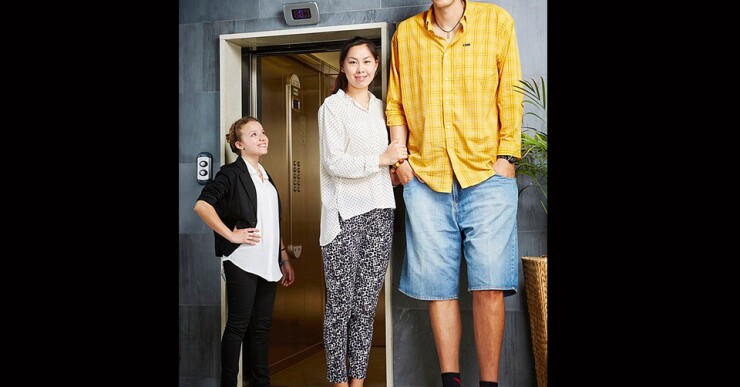 Con una altura combinada de 423.47cm, Sun Ming Ming, de 33 años, y su esposa Xu Yan, de 29 años obtuvieron el título a la pareja casada más alta del mundo.