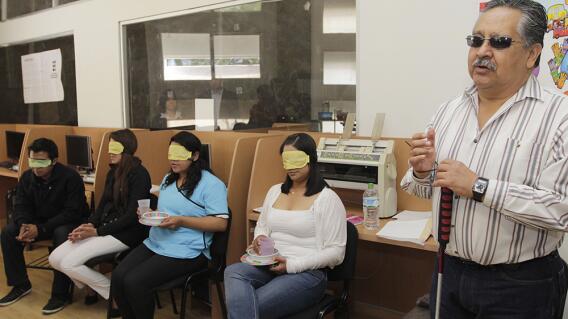 4018_La Kalle Mujer se hizo pasar por ciega para no saludar - Foto - AFP 4018_La Kalle Mujer se hizo pasar por ciega para no saludar - Foto - AFP