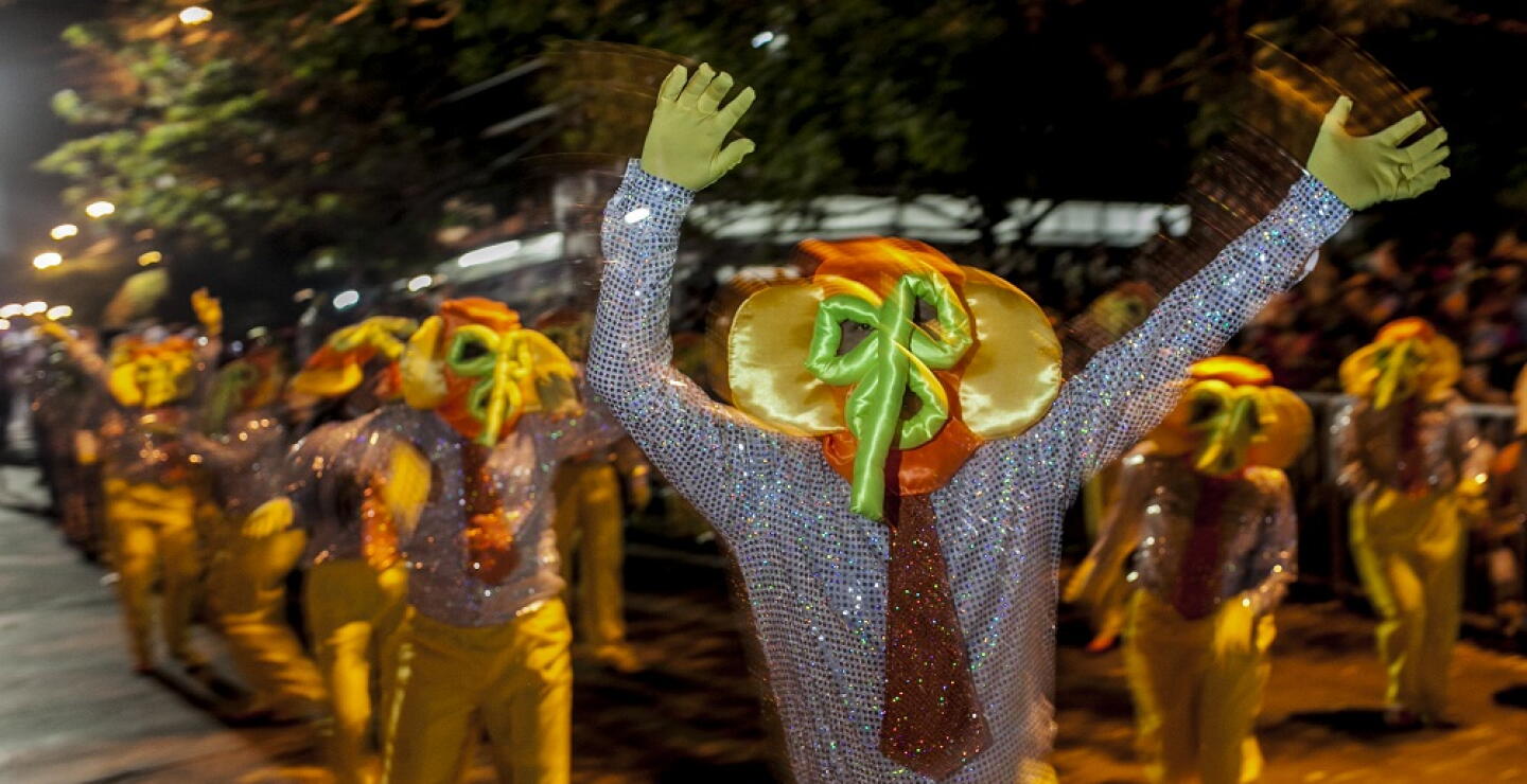 278807_En el desfile hubo más de 300 grupos desfilando. En la imagen, referencia de Marimondas de Carnaval. Foto: AFP