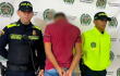 Agentes de la Policía Nacional de Colombia durante un procedimiento relacionado con el caso de la mujer hallada sin vida en el patio de su casa en Arauca
