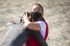 Abrazo a migrante Abrazo a migrante