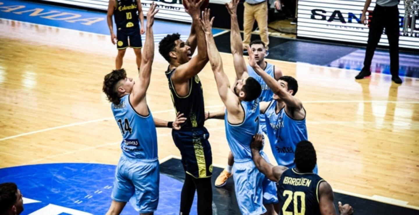 Acción de juego del torneo preolímpico de baloncesto 2023