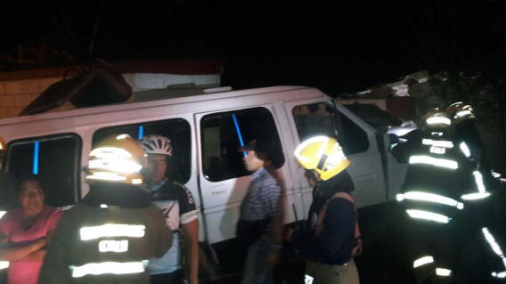 285946_Blu Radio / Siete personas heridas tras choque de buseta contra vivienda en zona rural de Cali. Foto: Bomberos Cali.