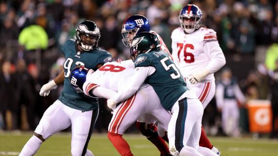 Brandon Graham #55 de los Philadelphia Eagles, tacleando a Daniel Jones, #8 de los New York Giants. Brandon Graham #55 de los Philadelphia Eagles, tacleando a Daniel Jones, #8 de los New York Giants.