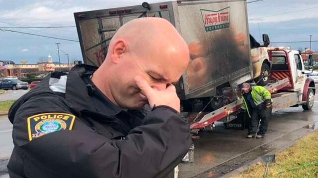 Policías ‘tristes’ por un camión de donas quemado recibieron dulce recompensa Policías ‘tristes’ por un camión de donas quemado recibieron dulce recompensa