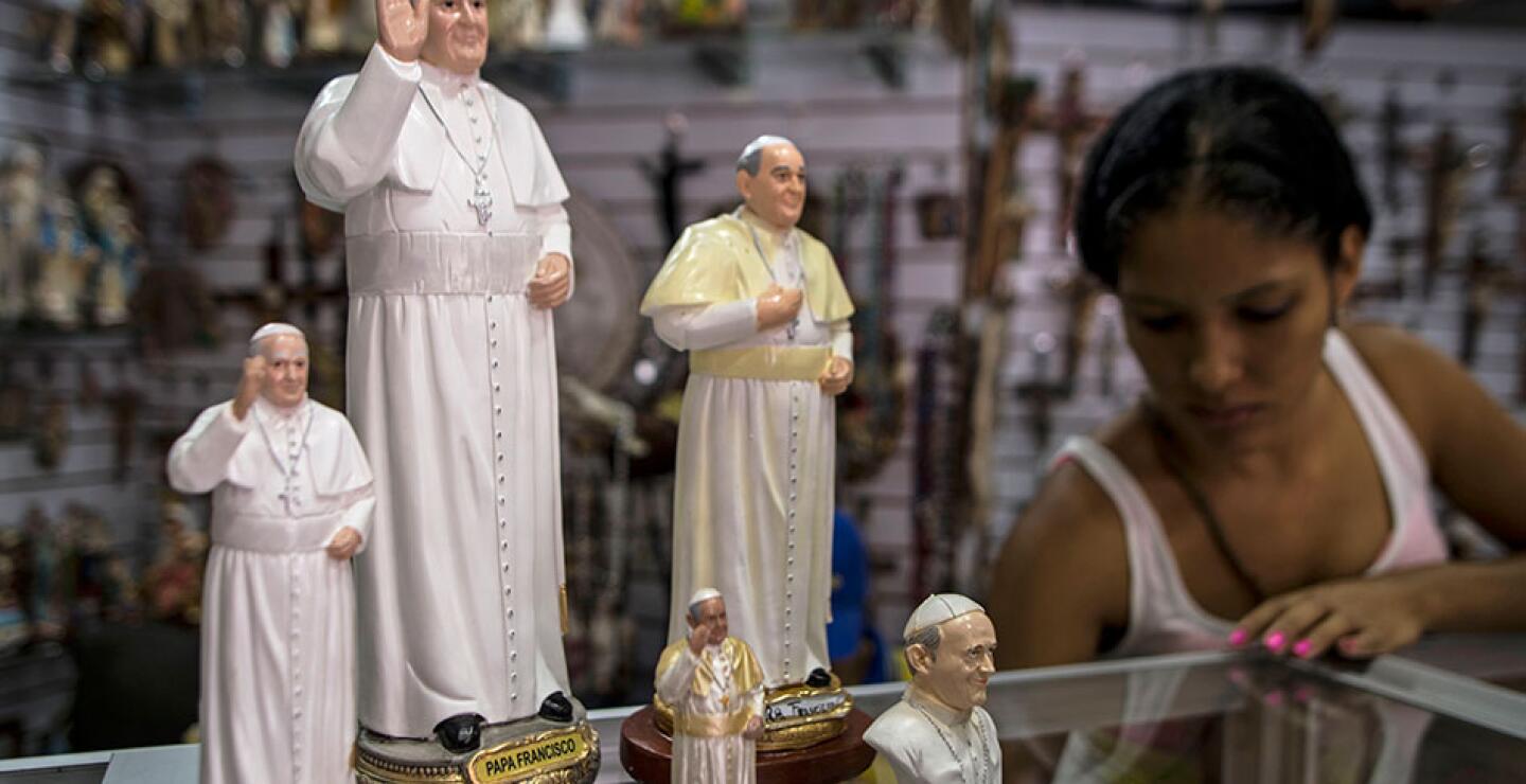 De diferentes tamaños, las estatuas del papa son vendidas en las tiendas religiosas de la Sultana del Valle.