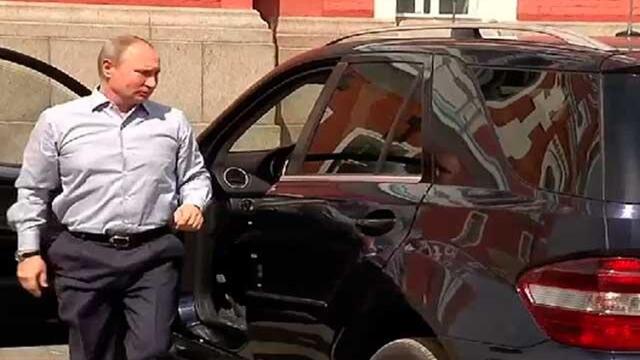 ¿Qué esconde Putin? No quiso dejar ver a una misteriosa mujer de falda roja