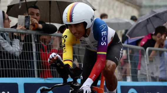 Egan Bernal, ciclista colombiano del INEOS Grenadiers, en la contrarreloj de la etapa 10 del Giro de Italia 2025