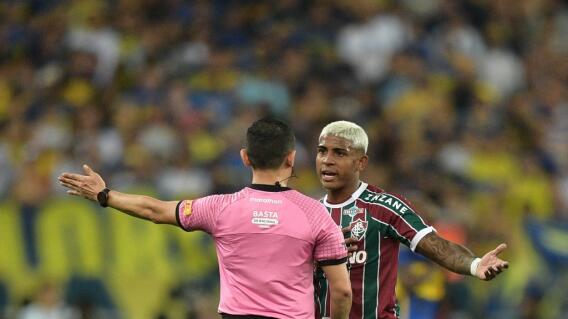 Wilmar Roldán expulsando a John Kennedy. Wilmar Roldán expulsando a John Kennedy.