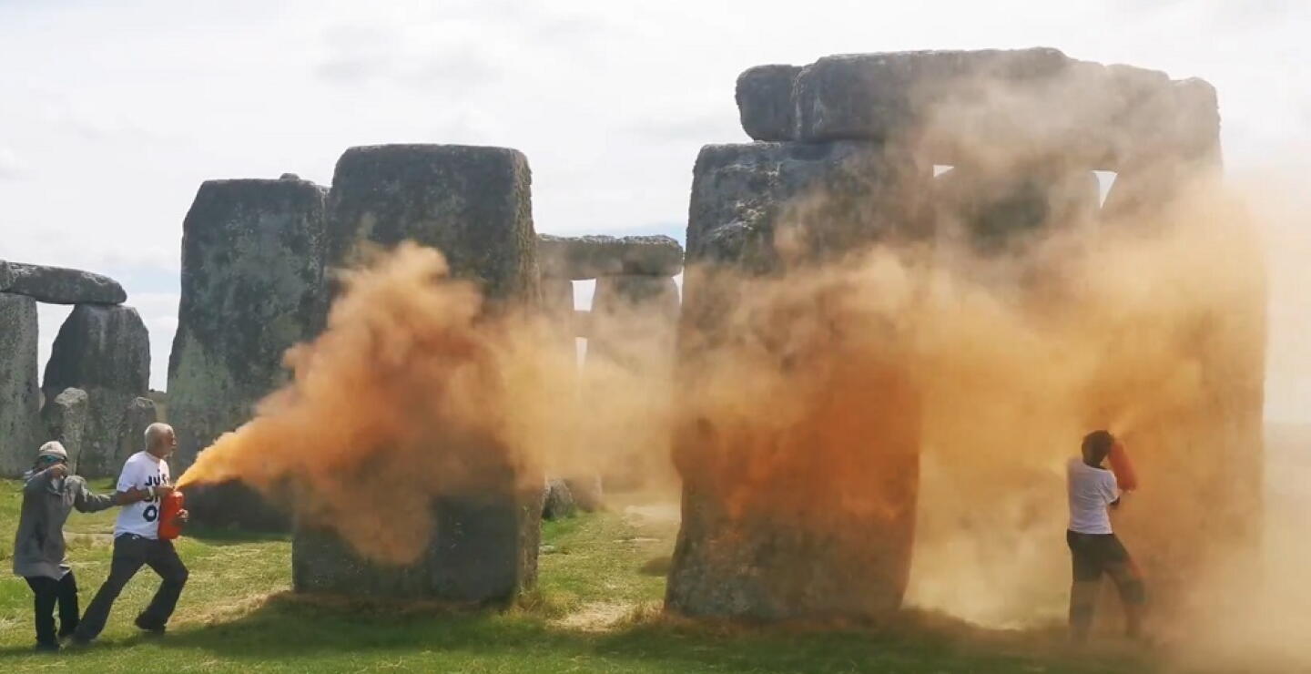 Activistas vandalizaron monumento prehistórico Stonehenge con pintura naranja