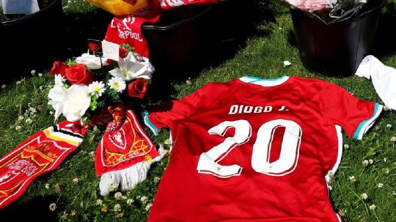 Aficionados de Liverpool homenajean a a Diogo Jota afuera de Anfield. Aficionados de Liverpool homenajean a a Diogo Jota afuera de Anfield.
