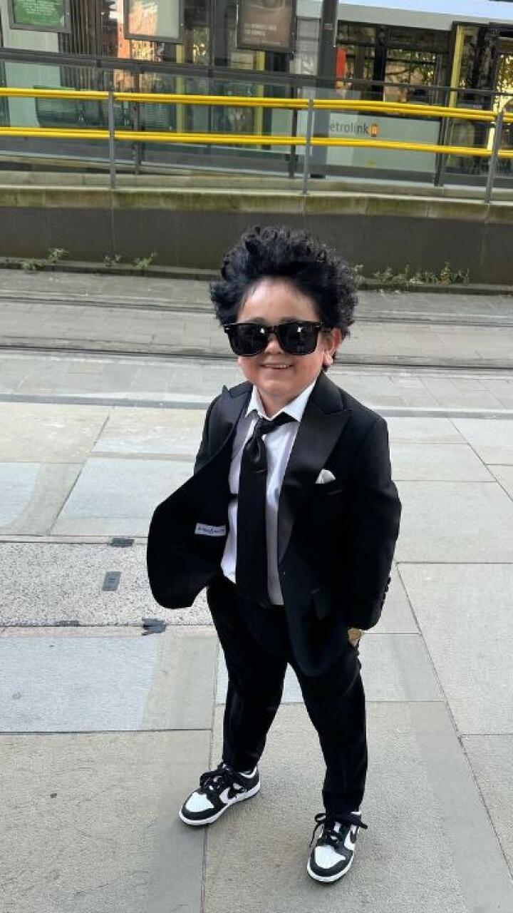 Joven que sufría bullying por medir menos de un metro, se hizo millonario e inspira a cientos en las redes sociales