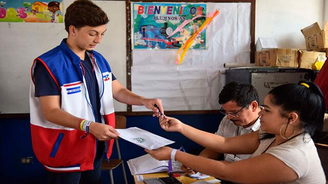 Salvadoreños escogen un nuevo presidente, con la violencia en la mira Salvadoreños escogen un nuevo presidente, con la violencia en la mira