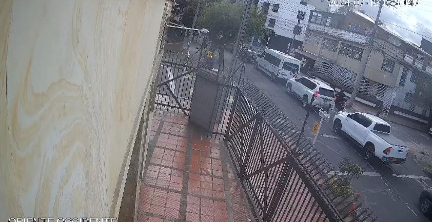 Video del momento exacto cuando sujeto dejó paquete explosivo en Teusaquillo