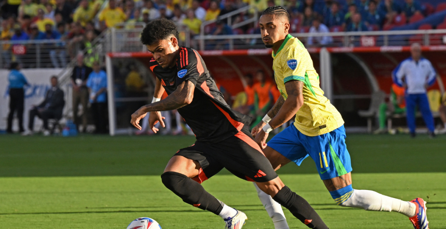 Luis Díaz y Raphinha en duelo por la Copa América de 2024.