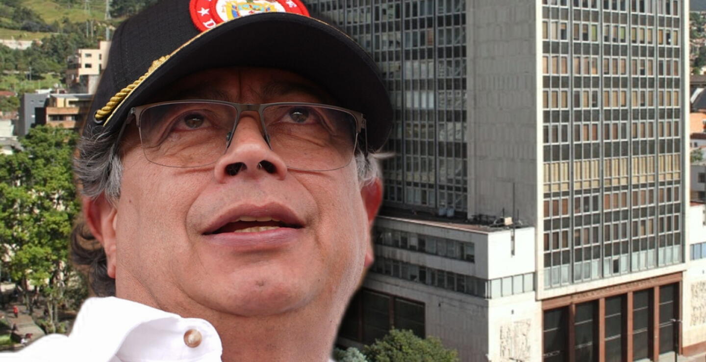 Presidente Petro junto al edificio del Bando de la República.