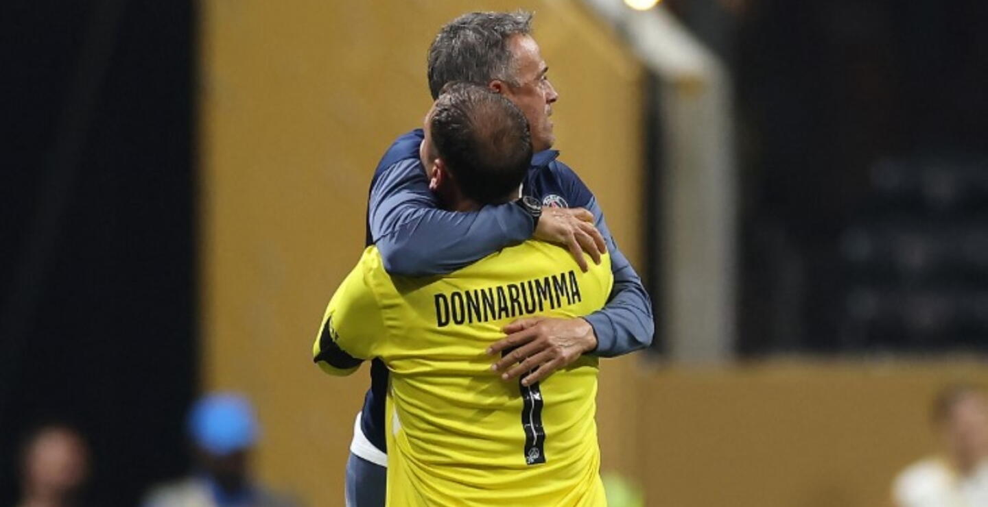 Luis Enrique y Donnaruma en medio de un partido del PSG en el Mundial de Clubes. 