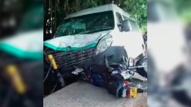 Bus terminó sobre andén, mató a una persona y arrolló a otras doce en Cartagena