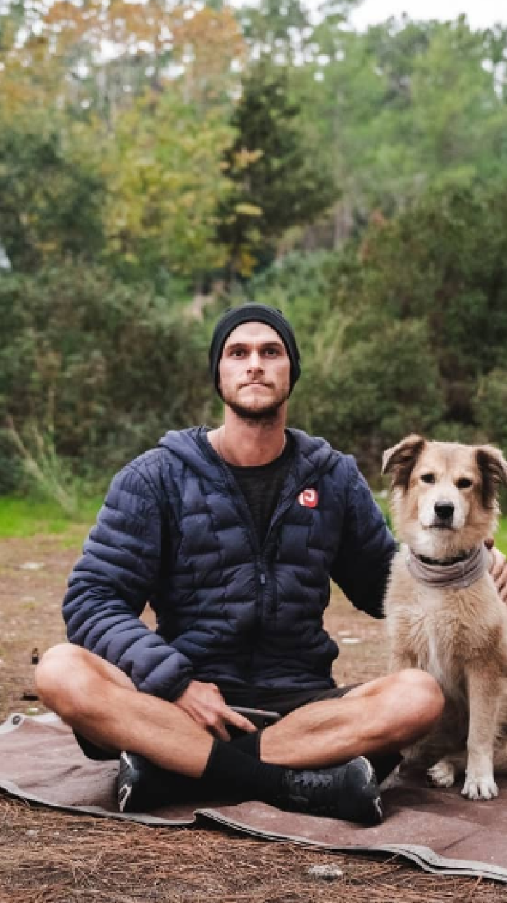 Les tomó siete años: hombre y su perro le dieron la vuelta al mundo caminando